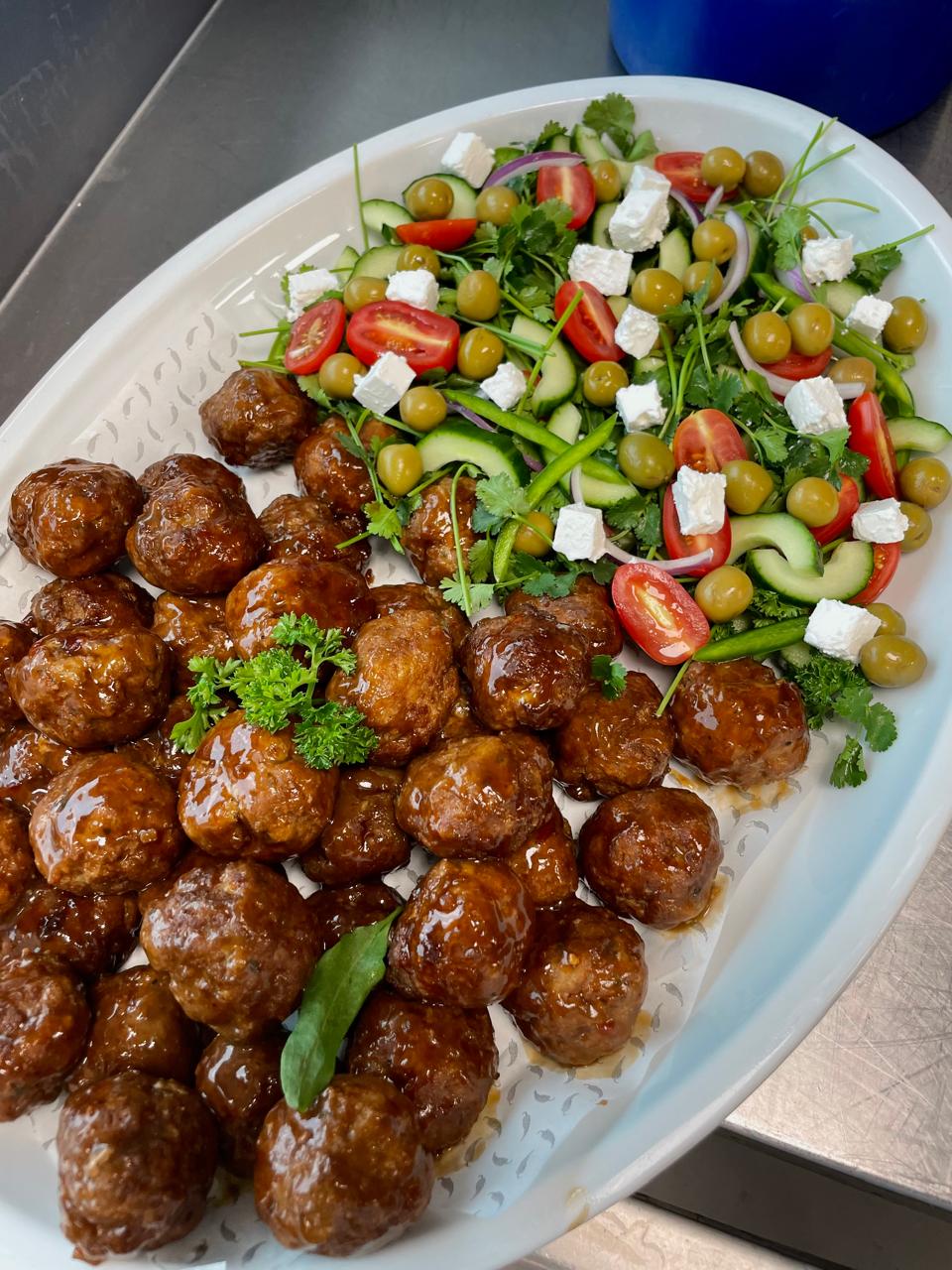 Glazed meatballs with salad