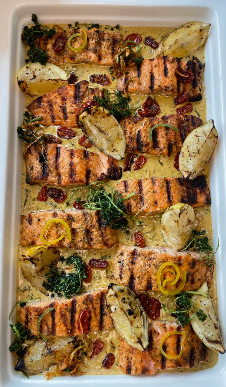 Grilled salmon in cream sauce